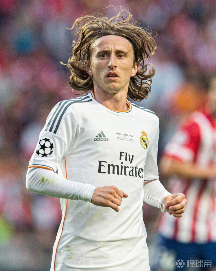 赛前被队友暴击，热身时B费被利马的一脚传球砸到流鼻血